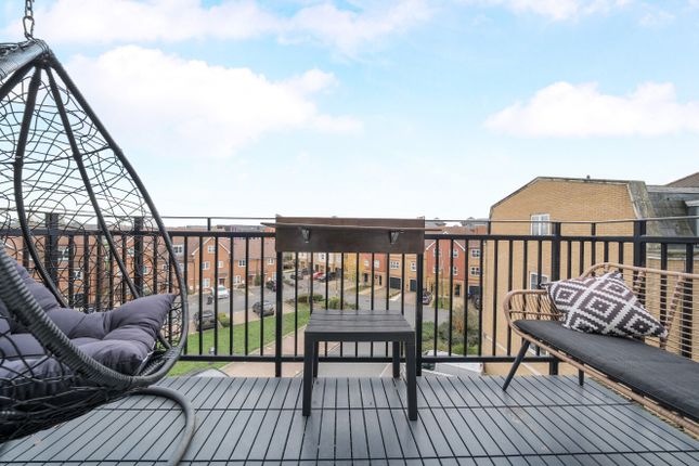 Flat 13, 3, Alderson Grove, Surrey photo 4