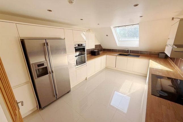 Flat, 9, Oaklands Court, Cranford Lane, Harlington photo 3