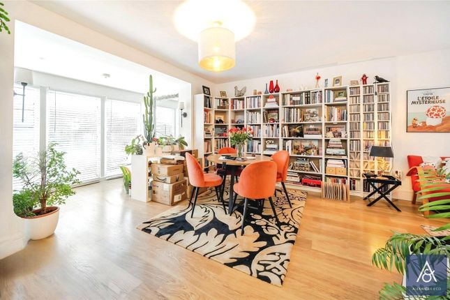 2-bed flat on Park End, Brackley, £200,000