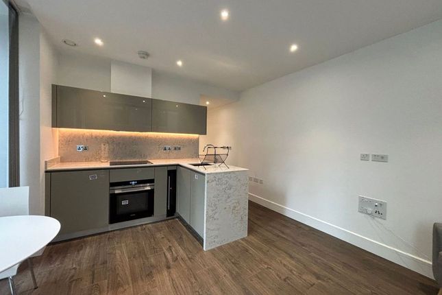 Studio flat on 2.05, Perilla House, Aldgate, £400,000