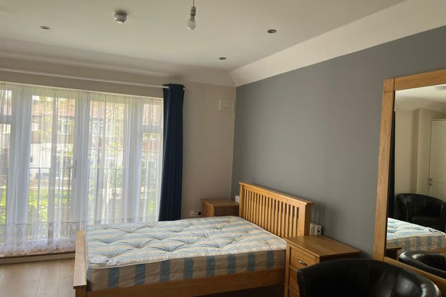 Room to rent in Park Avenue North, London