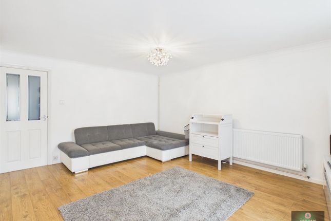 2, Cotswold Close, Crawley photo 2