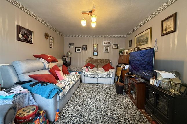 10, Shore Close, Feltham photo 5