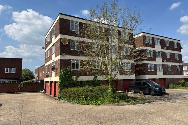 Thumbnail Flat for sale in Long Banks, Harlow