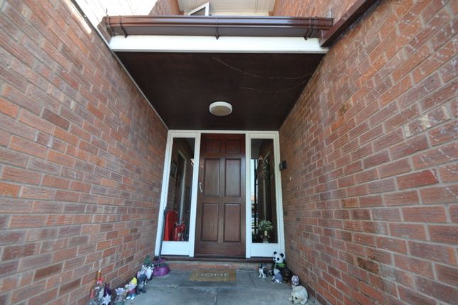 19,Oak Court, Oak Close, Moreton photo 4