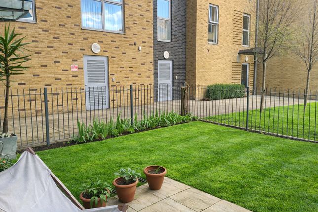 SNG RESALE SO, 24, Katherine Court, Northolt photo 3