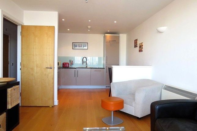 Flat to rent in Spencer Way, London