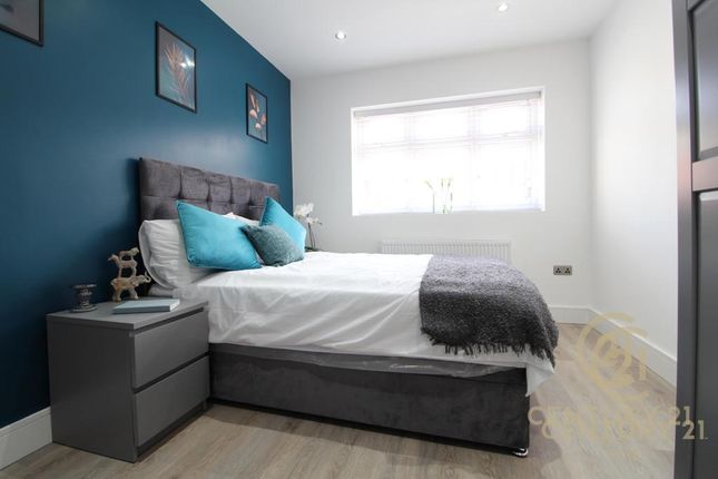 73a, Villiers Avenue, Surbiton photo 2