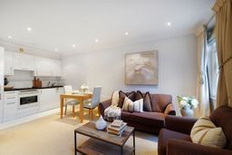 Elegant Mayfair Escape | Off Piccadilly, Hertford Street, London photo 5