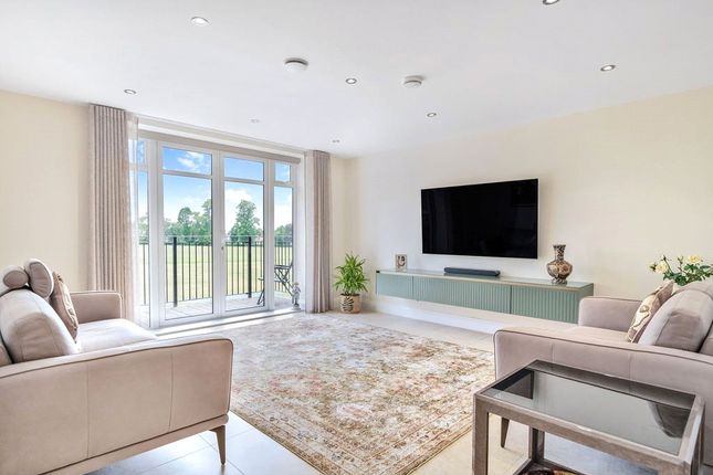 6,, Admiral House, Marlborough Drive, Royal Connaught Park, Hertfordshire photo 3