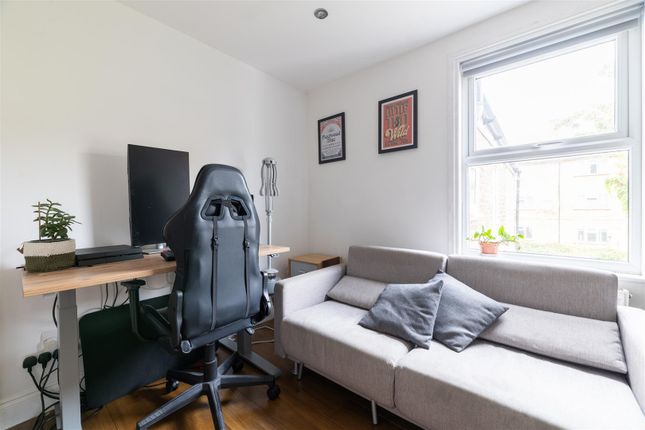 Flat for sale in Leamington Avenue, London