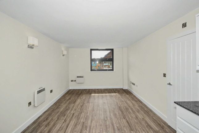 Flat 27, The Chestnuts, Meadow Lane, Cambs photo 3