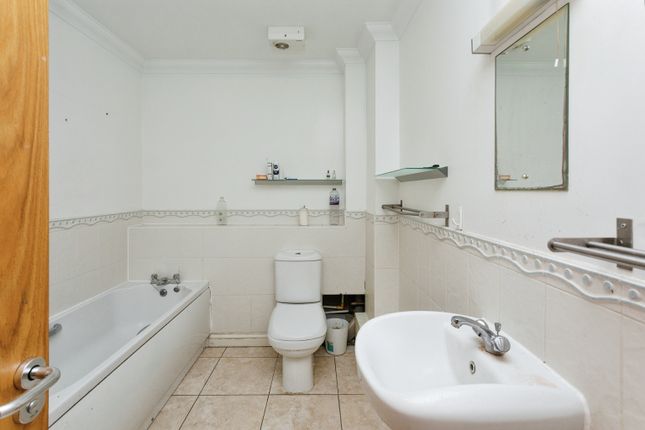 Flat for sale in North Row, Milton Keynes, Buckinghamshire