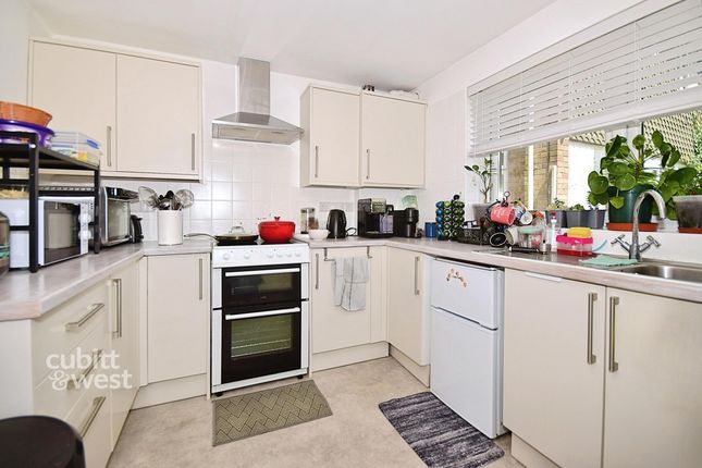 8, Lime Close, Chichester photo 3