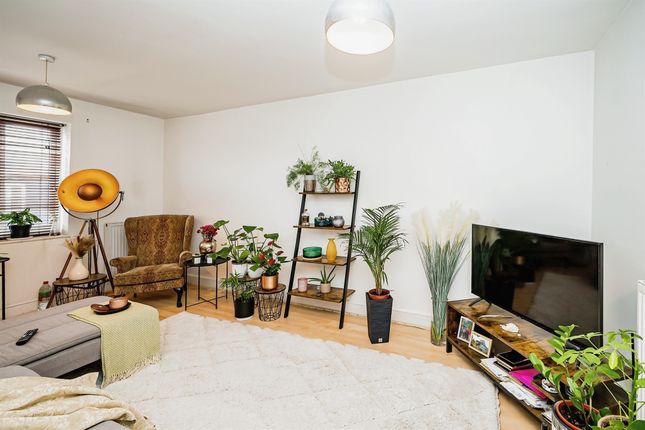 Flat for sale in Coxhill Way, Aylesbury