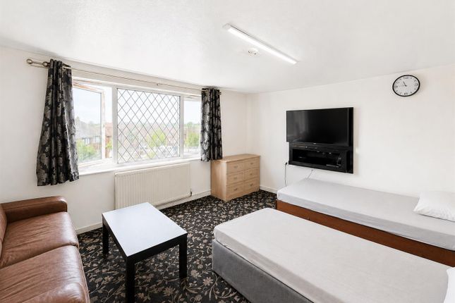 187, Harlech Gardens, Heston photo 2