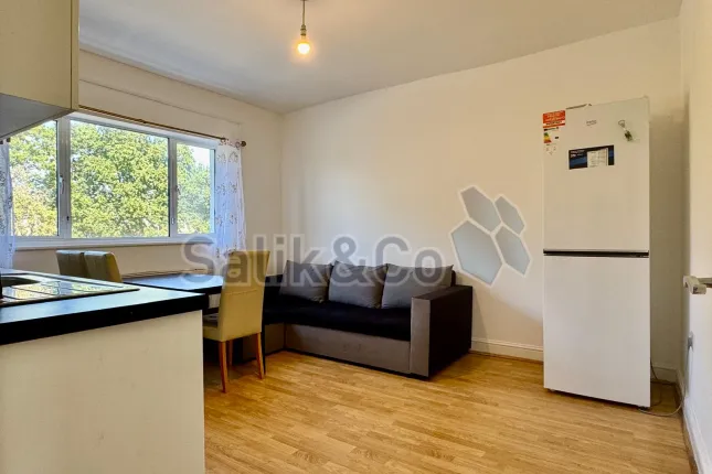 190 Gantshill Crescent, Gantshill Crescent, London photo 2