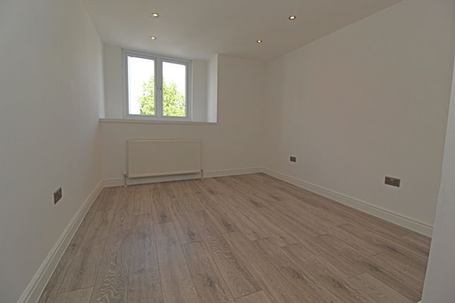 Flat to rent in Upper Richmond Road West, London