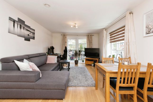 23 Lincoln Court, Wallis Square, Farnborough photo 4