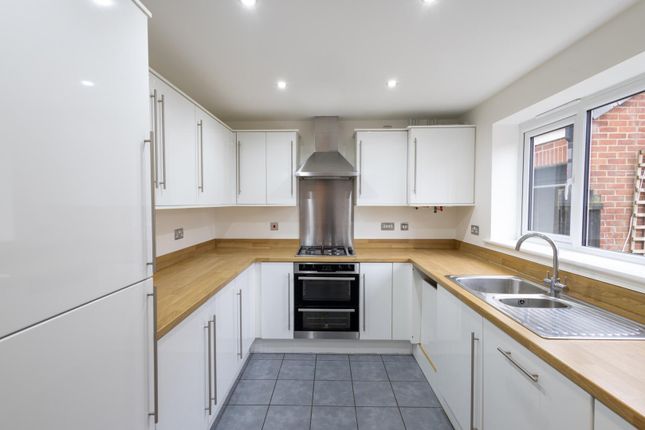 28, Woodlands Way, Leeds photo 3