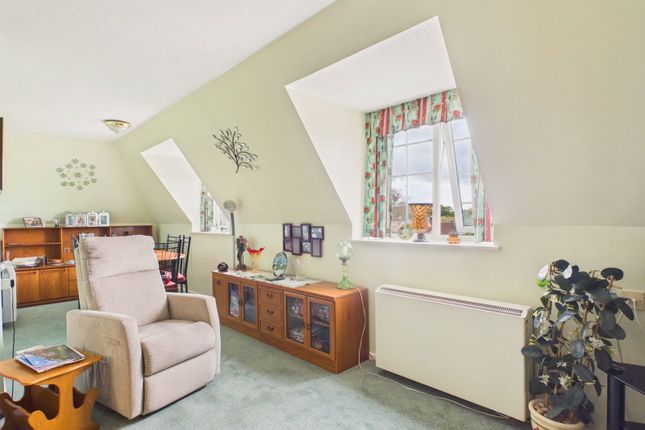 32, Stanford Orchard, Horsham photo 3