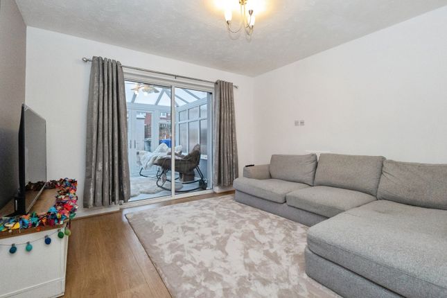 44, Southfield Close, Greater Manchester photo 3