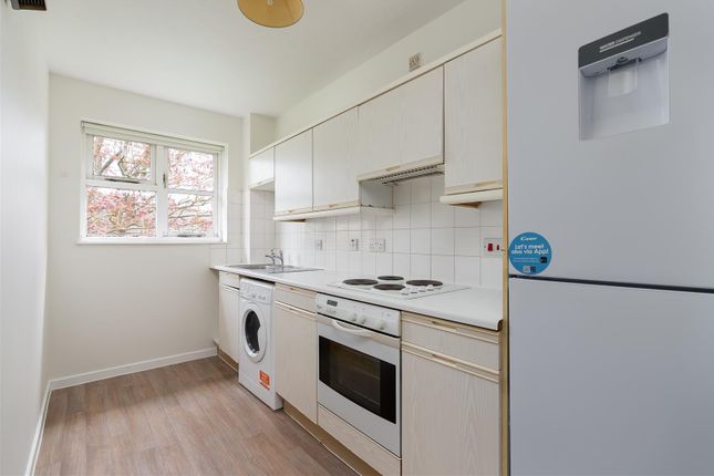 Flat to rent in Knowles Close, West Drayton