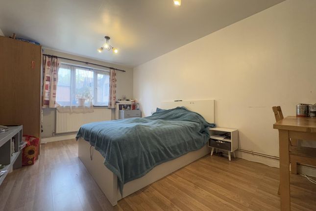 Flat 20, Bradfield Court, Linnet Way, Purfleet photo 2