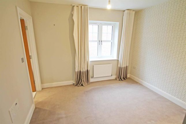 5, Landau Close, Pease Pottage photo 5