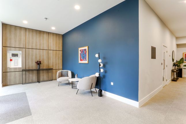Flat for sale in Cavell Street, London