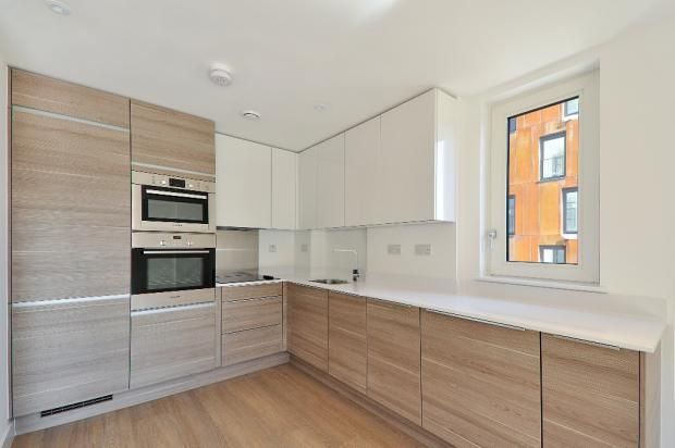 Flat to rent in Whiting Way, London
