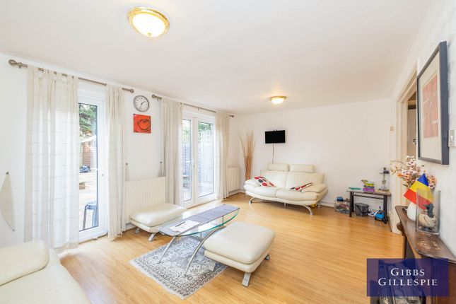 27, Bennett Close, Northwood photo 4