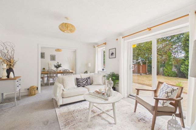 22, Holm Oaks, Horsham photo 3