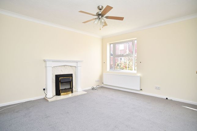 4 Larkspur Grove, Harrogate photo 3