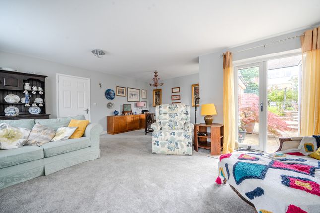 1, Stanley Close, Farnham photo 4