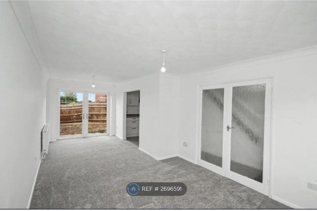 Clare Close, Earls Barton, Northamptonshire photo 3