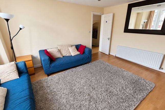 6-bed flat on Sandyford Newcastle upon Tyne, £3,380/mo