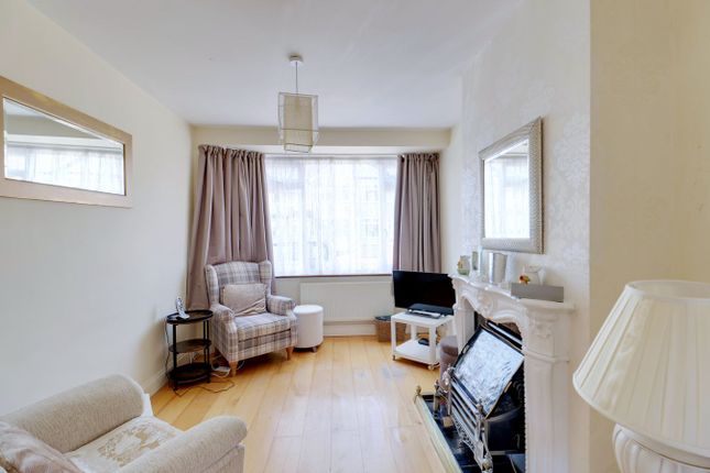 Waverley Road, Rainham photo 4