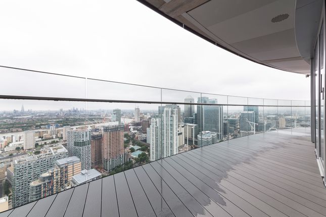 Flat to rent in Arena Tower, 25 Crossharbour Plaza, Canary Wharf, London