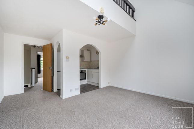 17, Lawrence Close, Guildford photo 3