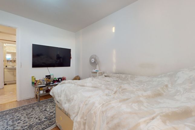 Flat for sale in Hall Place, London