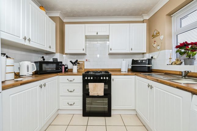 4, Elm Close, Peterborough photo 3