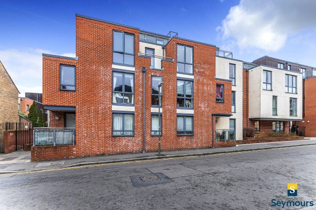 Flat for sale in Guildford, Surrey