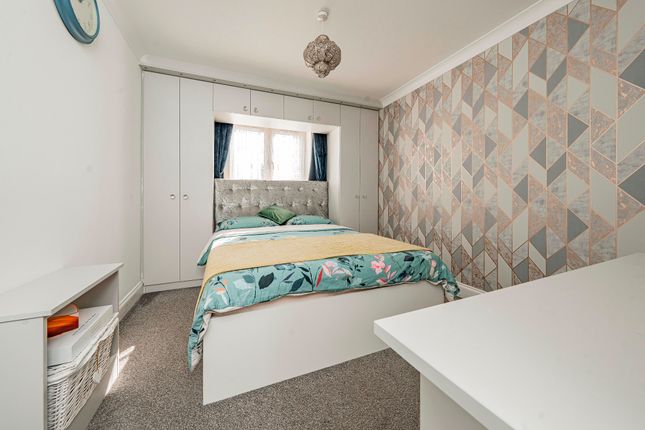 45a High Street, Stanwell, Staines photo 4