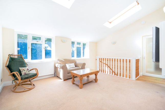 6, Westway, Beaconsfield photo 3