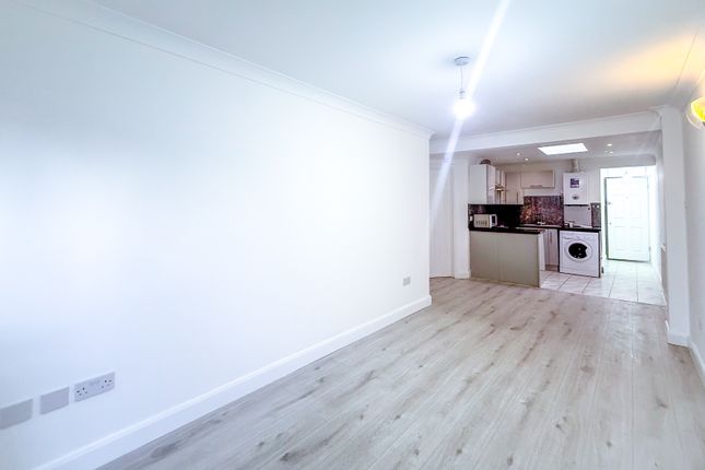 Saint Albans Road, Watford photo 3