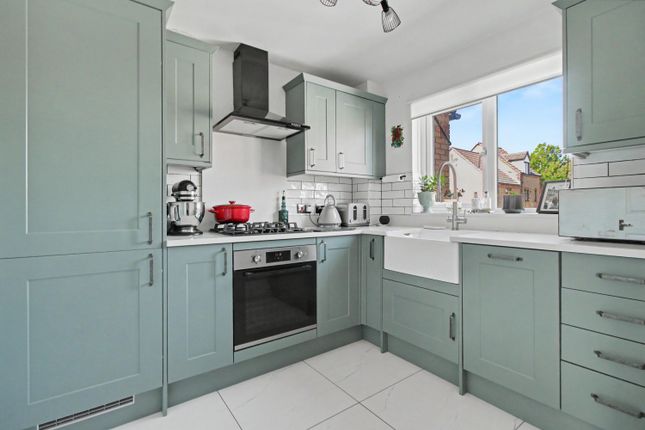 28, Abbotsbury Way, Swindon photo 2