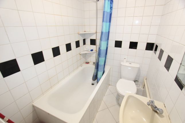 Room 3, 1174A, High Road, London photo 3