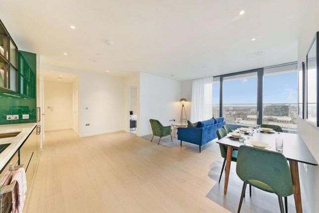 Thumbnail Flat to rent in The Wardian, Canary Wharf