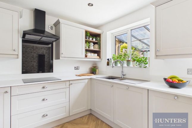 19, Meadow Close, Cheltenham photo 3